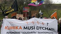 Shromdn a solidrn pochod za zachovn centra Klinika v Jeseniov ulici v...