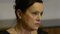 Alena Vitásková u soudu. Alena Vitásková u soudu.