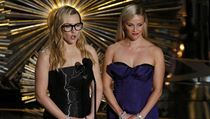 Kate Winsletov (vlevo) a Reese Witherspoonov bhem pedvn Oscar.