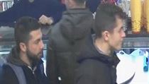Mladíci, kteří měli posprejovat Karlův most. | na serveru Lidovky.cz | aktuální zprávy