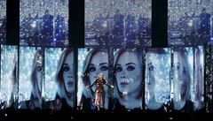 Adele pi svém vystoupení na BRIT Awards.