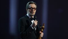 Herec Gary Oldman pevzal ve jménu Davida Bowieho cenu pro nejvtí britskou...