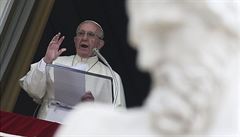 Pape Frantiek pi tradiní nedlní modlitb.
