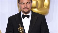 Leonardo DiCaprio pózuje se svým prvním Oscarem.