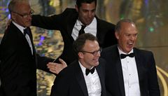 Herec Keaton a reisér McCarthy se radují z Oscara pro Spotlight.
