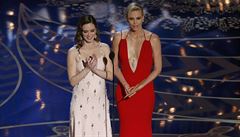V dlouhých róbách: Emily Bluntová a Charlize Theronová bhem udílení Oscar.