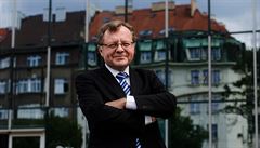 Prezident NKÚ Miloslav Kala před sídlem NKÚ. Budova Tokovo se nachází v... Prezident NKÚ Miloslav Kala před sídlem NKÚ. Budova Tokovo se nachází v...