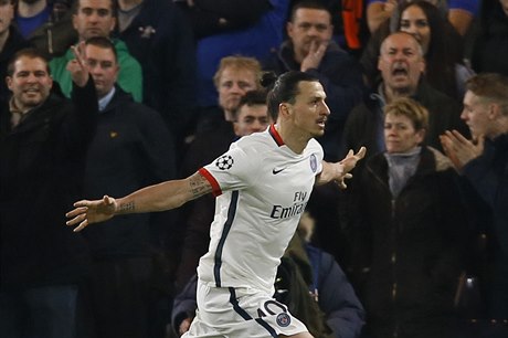 Zlatan Ibrahimovi z PSG slaví gól do sít Chelsea
