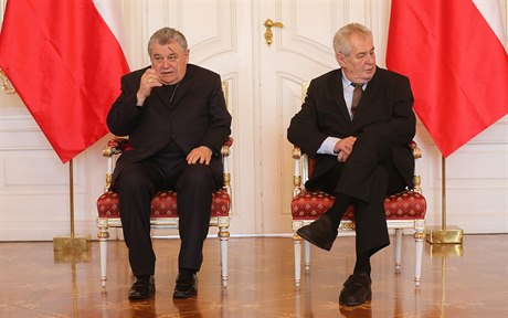 Prezident Milo Zeman (vpravo) a kardinál Dominik Duka se seli, aby vyeili...