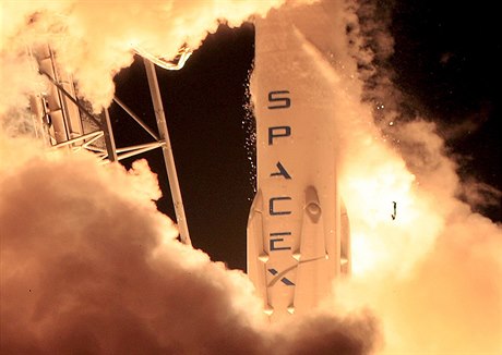 Raketa americké spolenosti SpaceX Falcon 9.