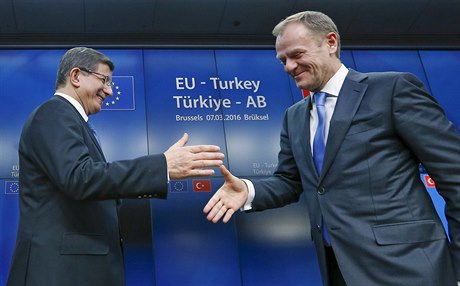 Turecký premiér Ahmet Davutoglu (vlevo) podává ruku pedsedovi Evropské Rady...