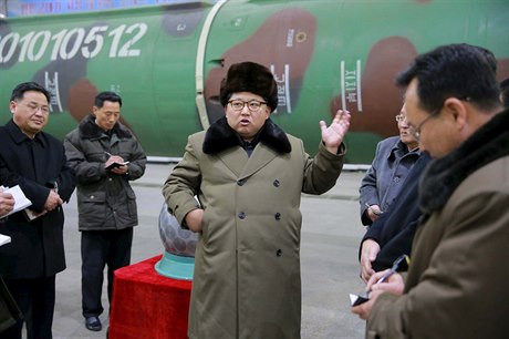 Kim ong-un s techniky, kteí vyvíjejí jaderné zbran.