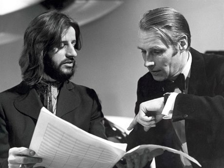 Ringo Starr s Georgem Martinem (vpravo).