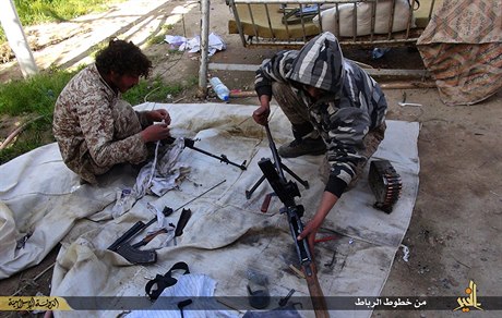 Bojovníci Islámského státu istí své zbran (snímek zveejnný na anonymním...