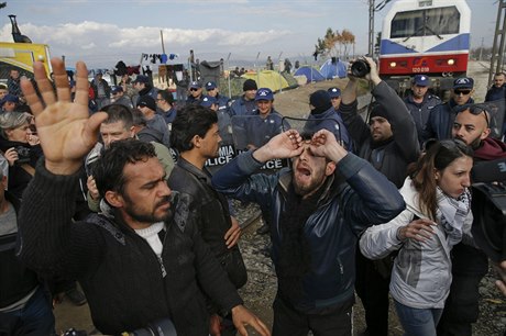 Migranti blokují koleje na ecko-makedonské hranici.