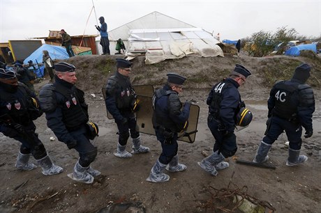Francouzská poádková policie v táboe u Calais.