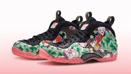 Air Foamposite One Tianjin pijdou na 1 853 dolar, tedy na asi 45 600 korun.