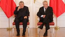 Prezident Miloš Zeman (vpravo) a kardinál Dominik Duka se sešli, aby vyřešili... Prezident Miloš Zeman (vpravo) a kardinál Dominik Duka se sešli, aby vyřešili...