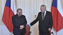 Prezident Miloš Zeman (vpravo) a kardinál Dominik Duka se sešli na Pražském... Prezident Miloš Zeman (vpravo) a kardinál Dominik Duka se sešli na Pražském...