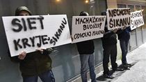 Demonstrace ped bratislavskm hotelem Dvn, kde m volebn tb strana Sie.
