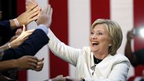 Hillary Clintonová se zdraví se svými stoupenci. | na serveru Lidovky.cz | aktuální zprávy
