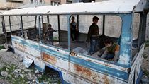 Syrsk dti si hraj v torzu znienho autobusu (Ghta, opozic kontrolovan...
