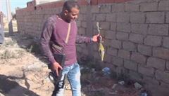 Tuniský policista si prohlíí zbytky zbraní, kterými dihádisté zaútoili na...