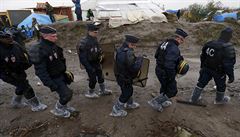 Francouzská poádková policie v táboe u Calais.