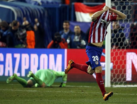 JuanFran Torres z Atlétika Madrid slaví vítznou penaltu v osmifinále Ligy...