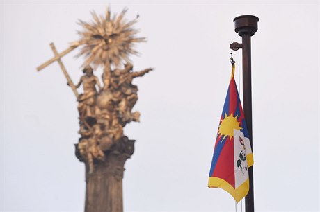 Na budov olomoucké radnice na Horním námstí visí vlajka Tibetu.