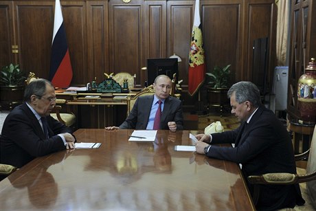 Setkání Vladimira Putina s ministry zahranií Sergejem Lavrovem (vlevo) a...