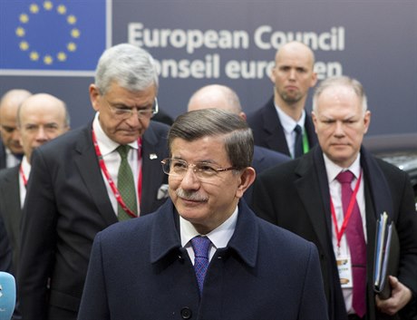 Pedseda turecké vlády Ahmet Davutoglu pijídí na summit EU.