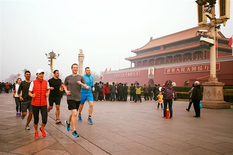 Zuckerberg si el v Pekingu navzdory smogu zabhat. Na fotografii zachycen u...