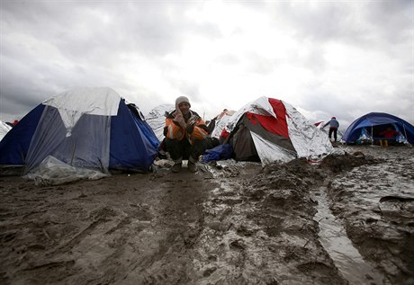 V záplavách bahna. Syan mezi stany improvizovaného uprchlického tábora na...