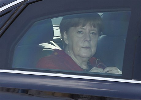 Angela Merkelová pijídí na zasedání CDU.