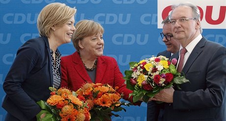 Kytice kandidátm. Kancléka Angela Merkelová pózuje s kandidáty své strany...