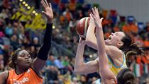 Druh zpas tvrtfinle play off Evropsk ligy basketbalistek: ZVVZ USK Praha -...