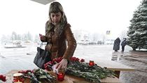Žena přinesla k letišti plyšáka k uctění mrtvých ze spadlého letadla. | na serveru Lidovky.cz | aktuální zprávy