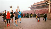 Zuckerberg si el v Pekingu navzdory smogu zabhat. Na fotografii zachycen u...