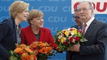 Kytice kandidátům. Kancléřka Angela Merkelová pózuje s kandidáty své strany... | na serveru Lidovky.cz | aktuální zprávy