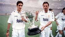 Peter Dubovský (vpravo) s pohárem pro vítěze španělské ligy za rok 1995 a... | na serveru Lidovky.cz | aktuální zprávy