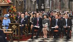 lenové královské rodiny i britské vlády se seli na bohoslub ve...