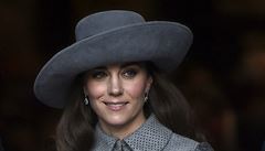 Vévodkyn Kate zazáila v edém kabátu Erdem za 2500 liber.
