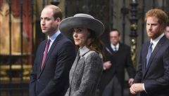 William, Kate a Harry se v opatství pipojili ke tem oslavujícím generacím...