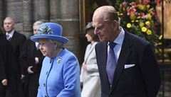 Po boku královny piel princ Philip.