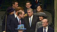 Královna Albta a princ Philip v ele zástupc tí generací královské rodiny.