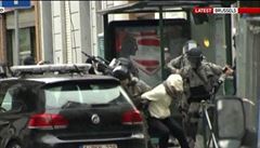 Snímek z videa Sky News ukazuje zejm moment, kdy byl Salah Abdeslam zadren.