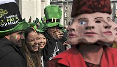 Zelené klobouky a velké masky v prvodu.