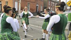 Tanec a veselí v dublinských ulicích.