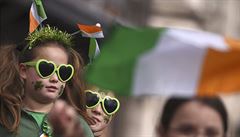 Irské vlajeky a zelené trojlístky byly vude.